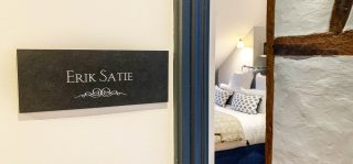 Entrée de l'appartement Satie pour une nuit romantique en Normandie.