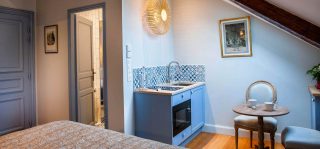 Kitchenette bleu clair de l'appartement Sati, pour une nuit romantique en normandie.