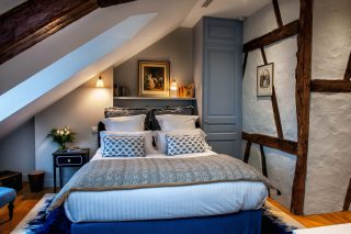 Lit double de la chambre Satie, pour une nuit romantique en Normandie