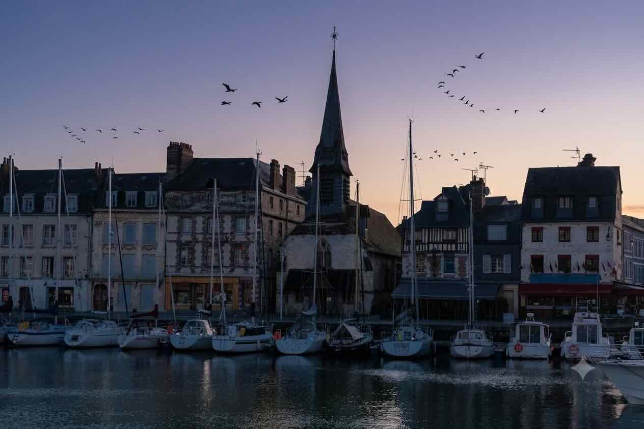 séjour romantique à Honfleur aube sur le port