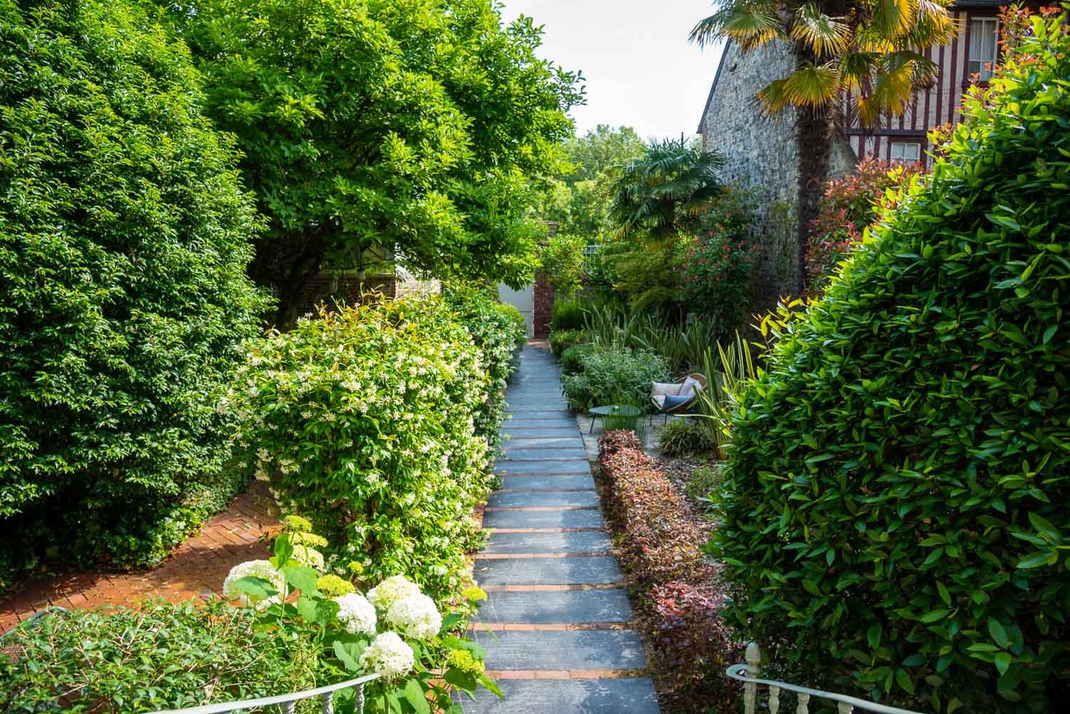 le kiosque mauresque au bout du jardin de la petite folie