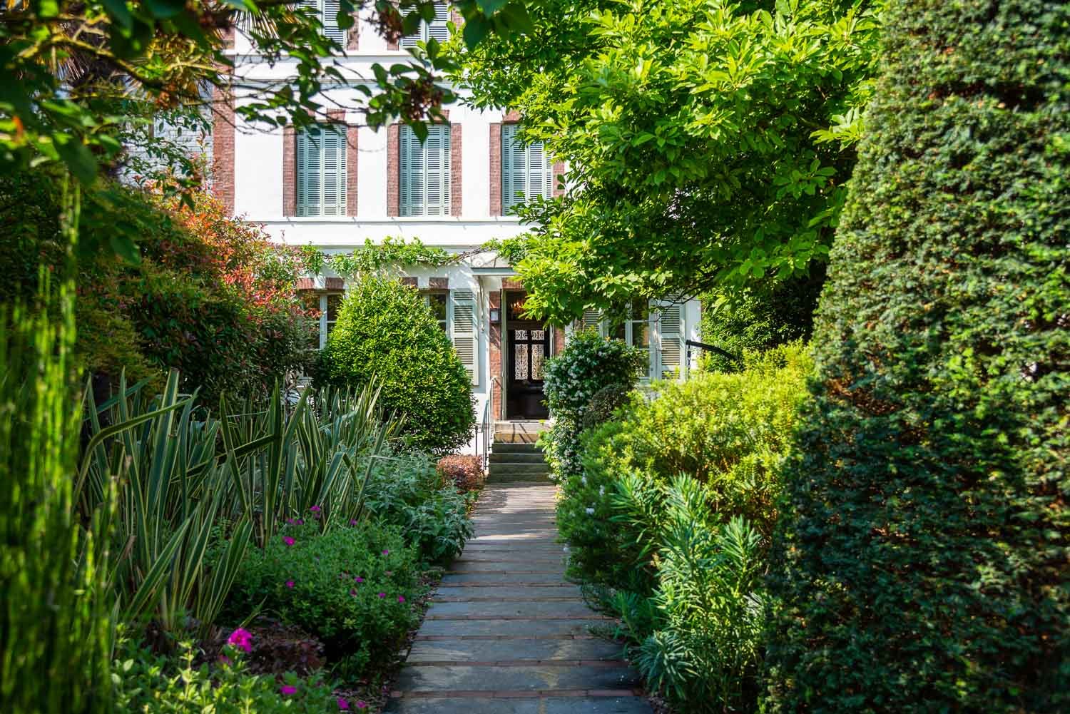 le jardin de la petite folie à Honfleur au coeur de la ville