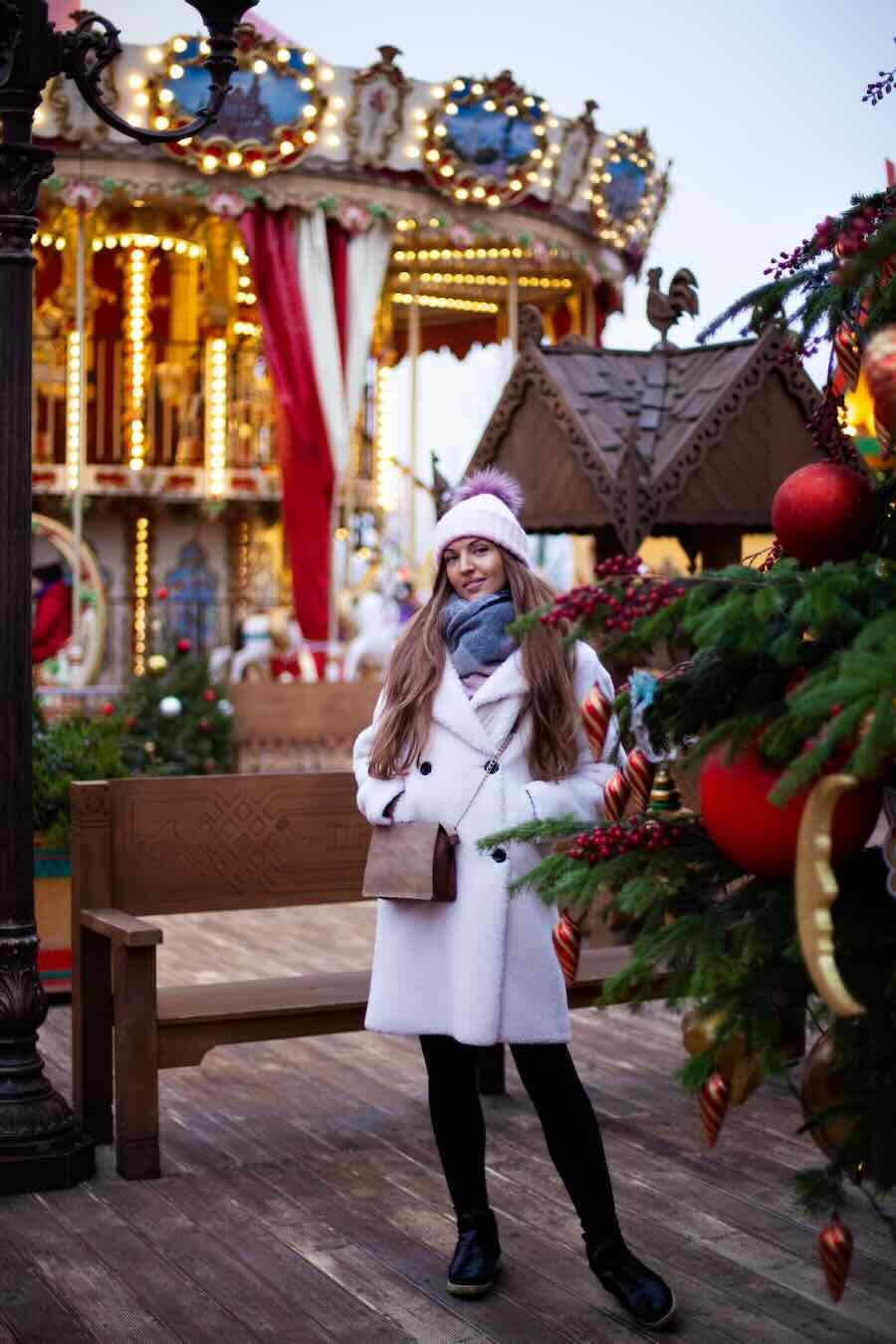 jeune femme à Honfleur en hiver